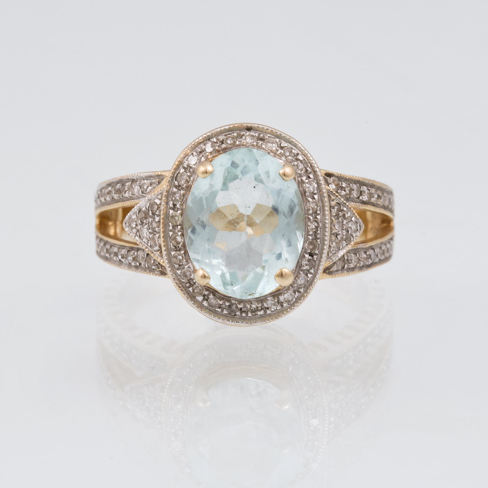 RING, 14K guld med ovalslipad akvamarin 3.65 ct enligt uppgift samt mindre åttkantslipade diamanter. Vikt 5,6 gram.
