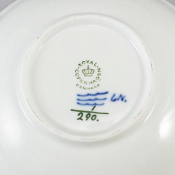 ROYAL COPENHAGEN, 100 psc porcelaine 'Musselmalet'.