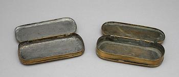 SNUSDOSOR, 2 st, mässing, bär dat 1787, 1700/1800-tal.