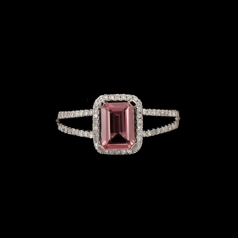 RING, 14k vitguld med rektangulär ljusrosa turmalin ca1,36ct och diamanter tot ca0,20ct.