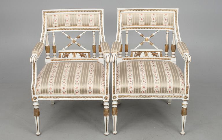 KARMSTOLAR, ett par, sengustaviansk stil, sekelskiftet 1800/1900.