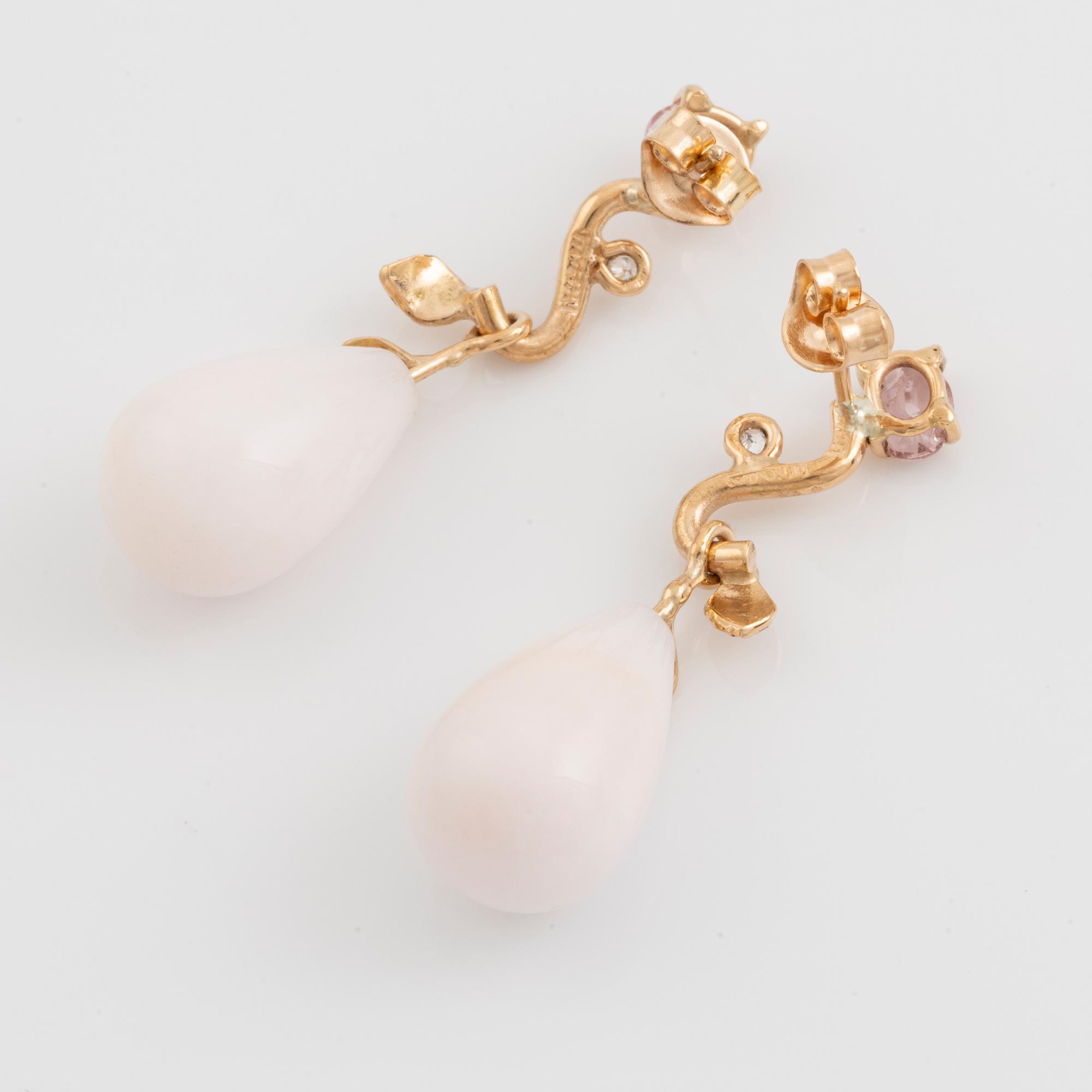 Örhängen med droppformade rosa opaler, rosa turmaliner och små diamanter.