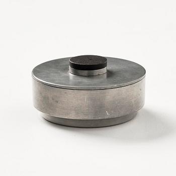 Nils Fougstedt, ask med lock, modell "A 1415", Firma Svenskt Tenn, Stockholm, 1935.