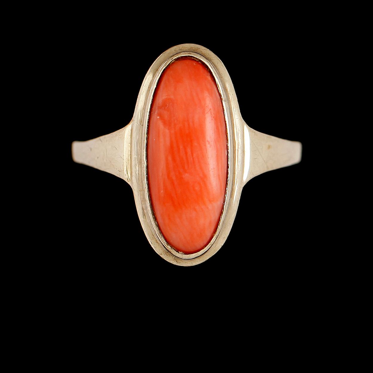 RING, 8 K guld med oval cabouchonslipad korall.