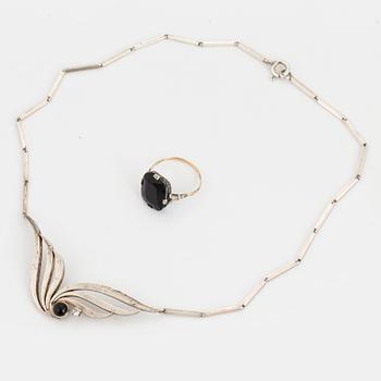 RING samt COLLIER, med vita och svarta stenar. Bla  Alton Falköping 1985.