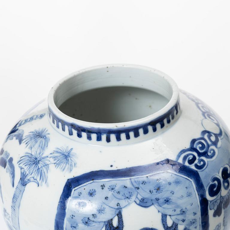 Urna med lock, porslin, Kina, Qingdynastin, 1800-tal.