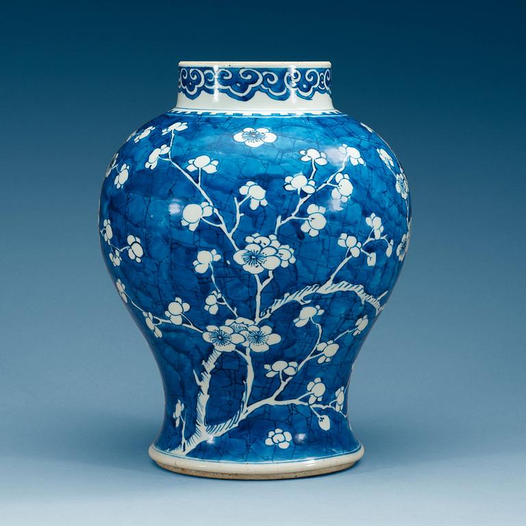URNA, porslin. Qing dynastin, Kangxi (1662-1722).