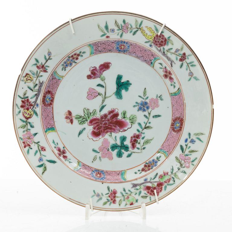 A set of three export porcelain plates and two dishes, Qing dynasty, Qianlong (1736-95).