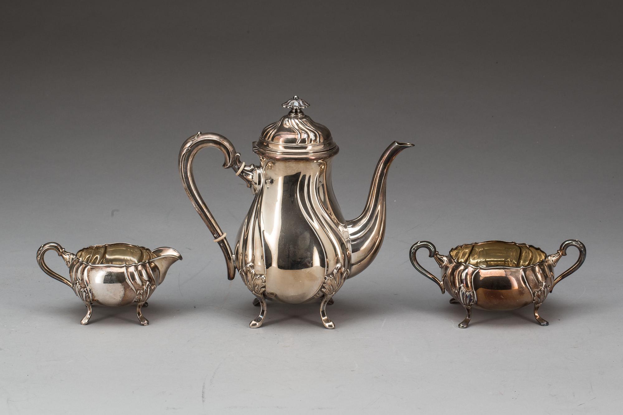 KAFFESERVIS, 3 delar, rokokostil, silver, Johan Schurmann, Landskrona, 1932. Total vikt ca 1000 g.