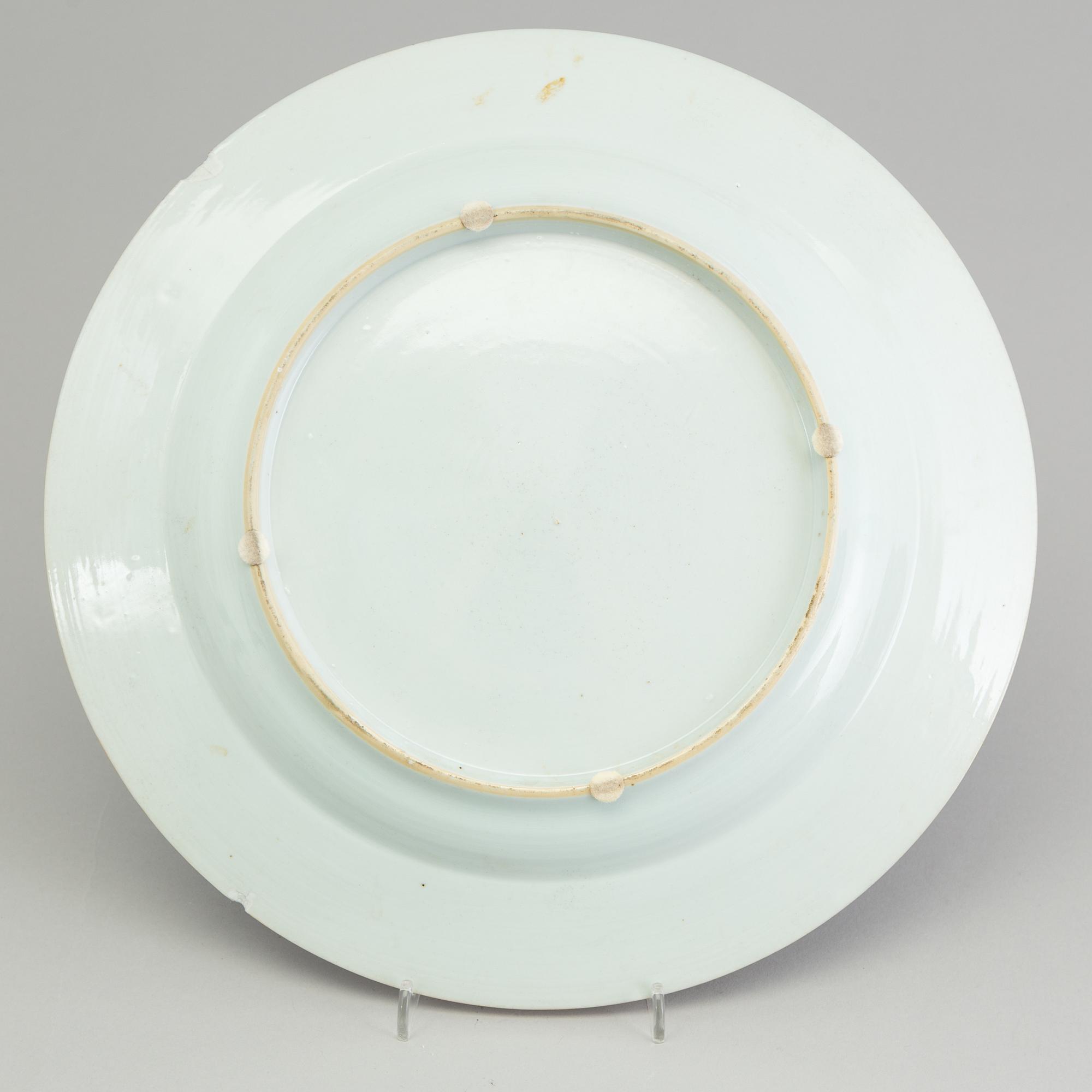A large DISH and three Chinese export porcelain small plates, 18th-19th century.