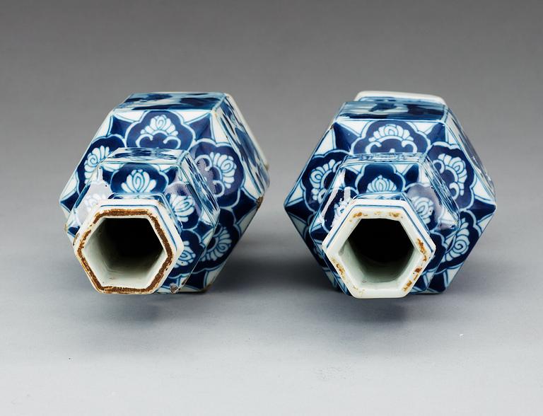 A pair of blue and white vases, Qing dynasty, Kangxi (1662-1722).
