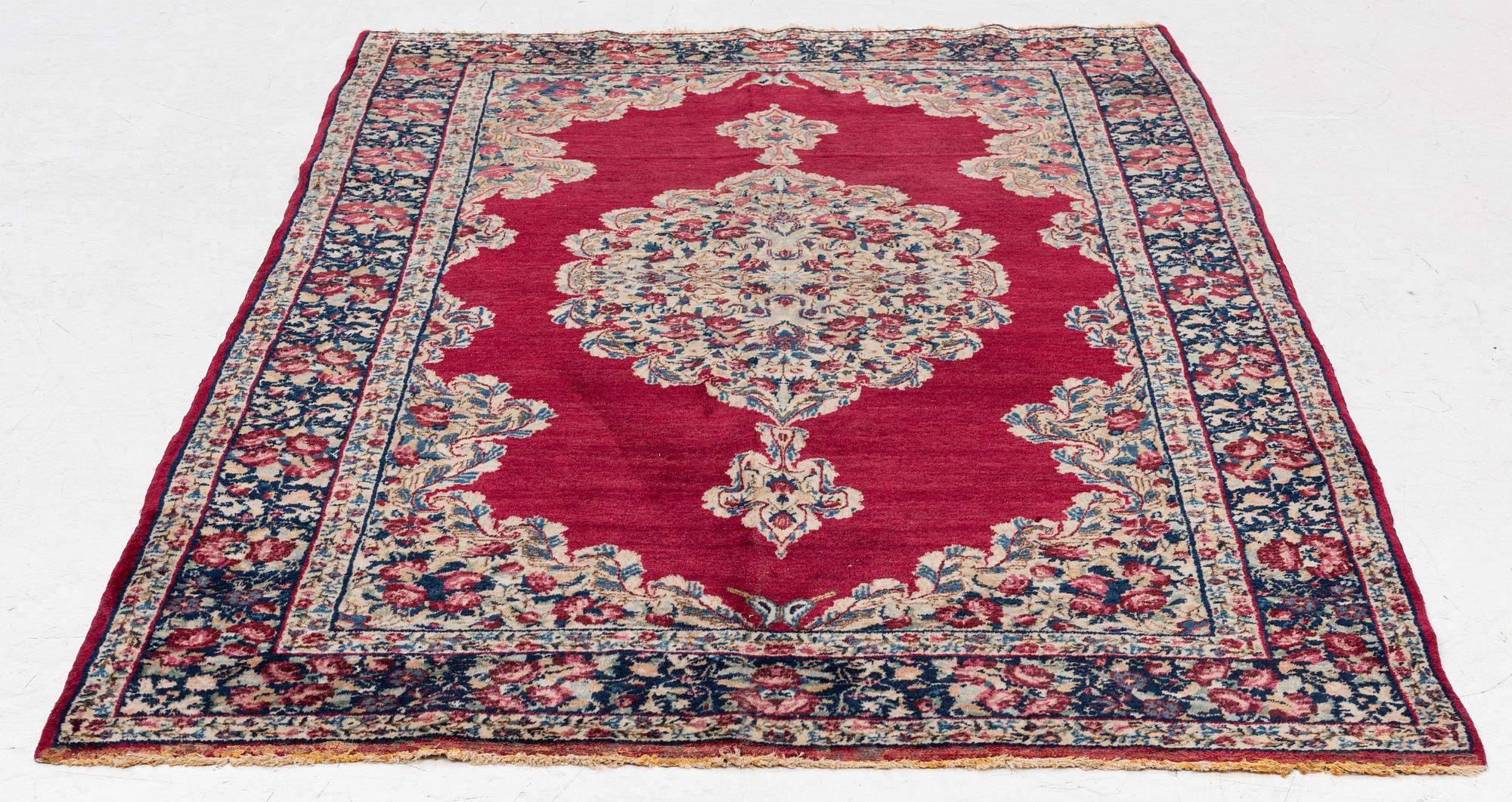 Matta, semiantik Kirman, ca 204 x 127 cm.