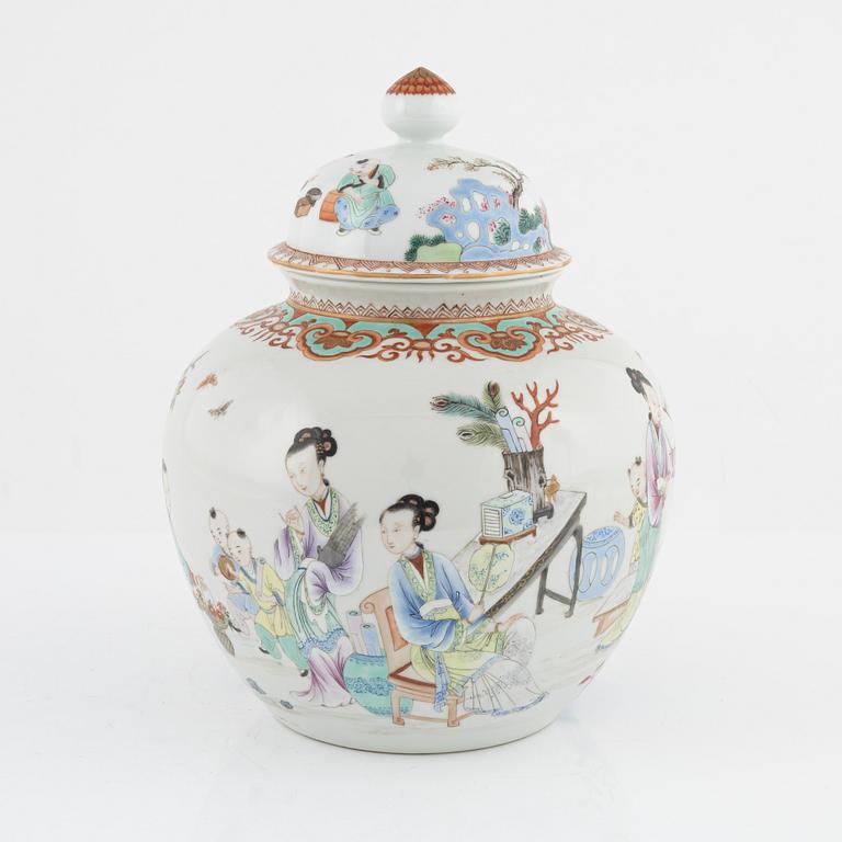 A lidded porcelain urn, Kina, 20th century.