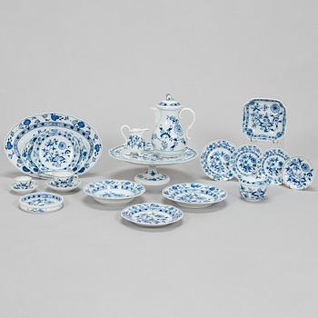 Meissen, mat- kaffe och te servis, ca 115 delar, "Zwiebelmuster/Lökmönstret", porslin, 1900-tal.