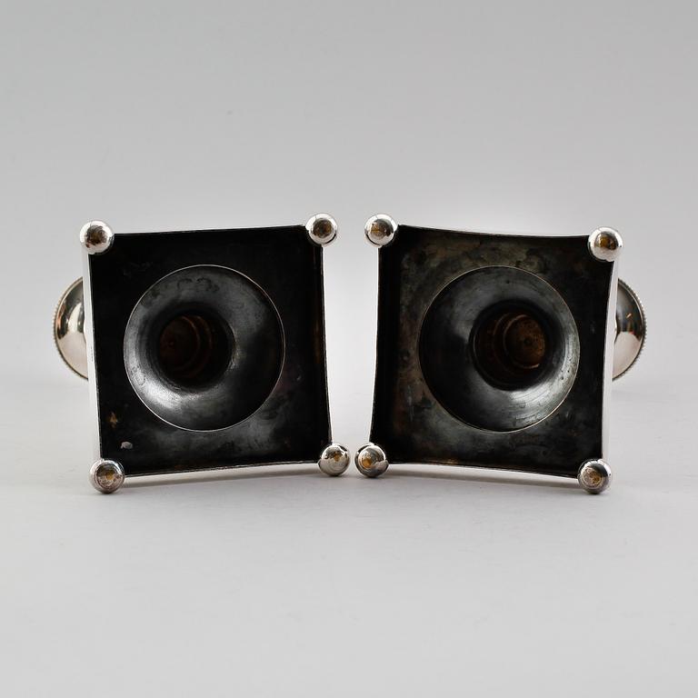 LJUSSTAKAR, 1 par, nysilver, gustaviansk stil, 1900-talets första hälft.