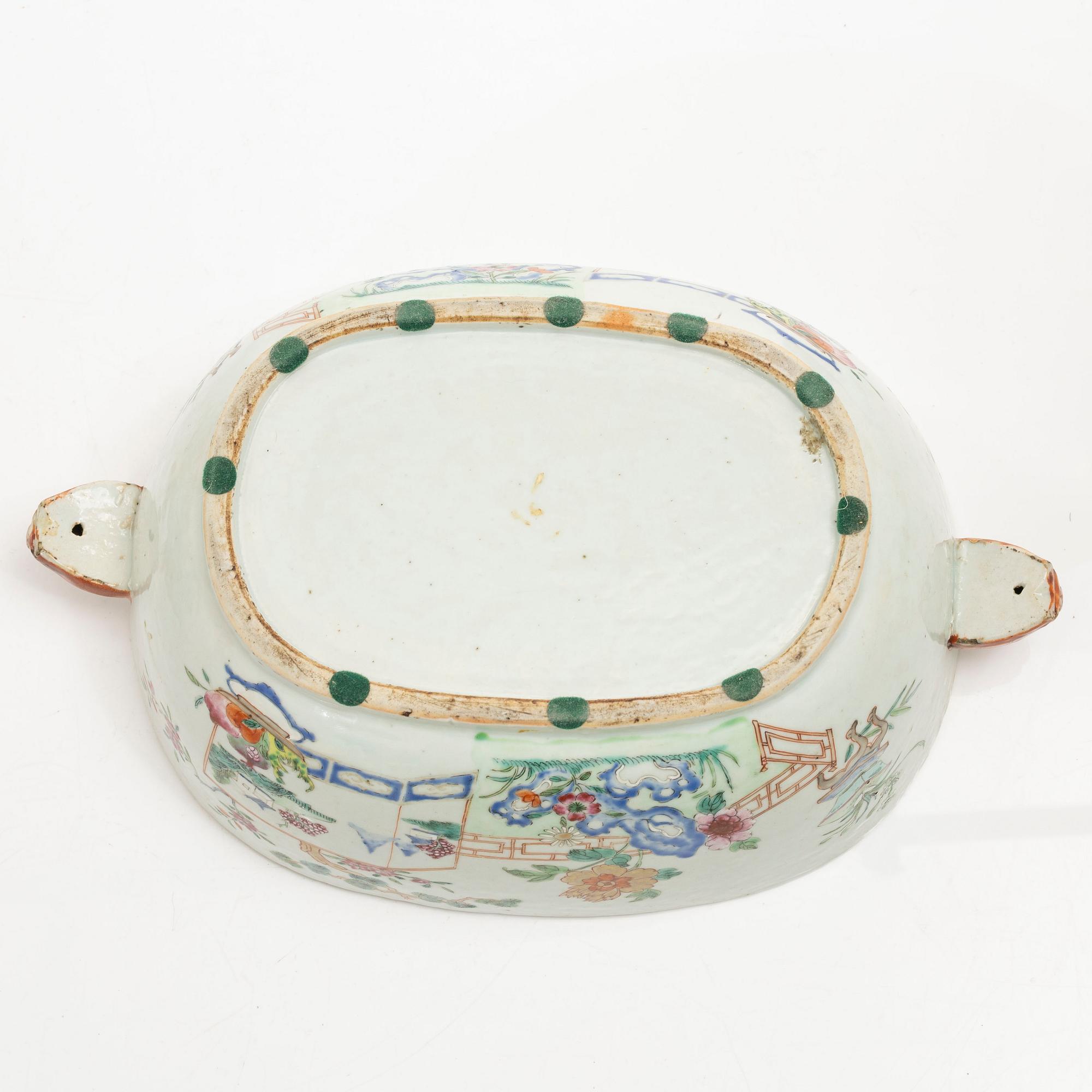 Terrin med lock, kompaniporslin. Qing dynastin, Qianlong (1736-95).