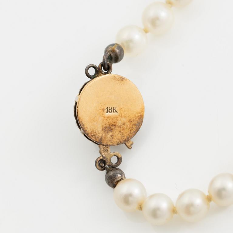 Necklace with graduated cultured pearls, clasp 18K gold.
