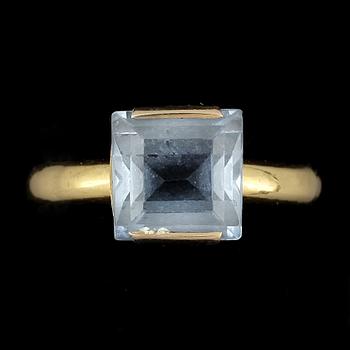 RING, 23k guld med blå spinell. Vikt ca 8,3 gram.