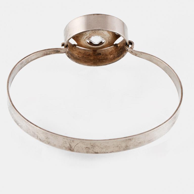 ARMRING, silver med fasettslipad bergkristall, Turku, Finland, 1970. Vikt 14,8 gram.