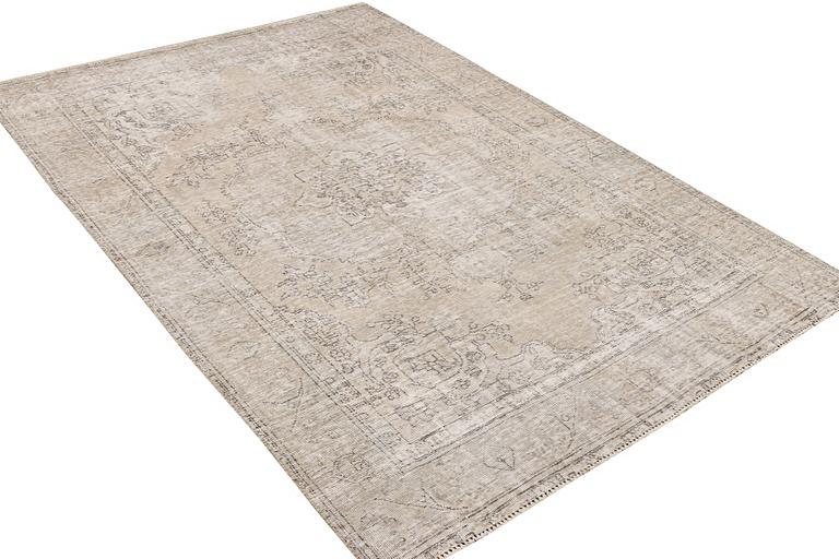 An oriental carpet, vintage design, c. 279 x 191 cm.