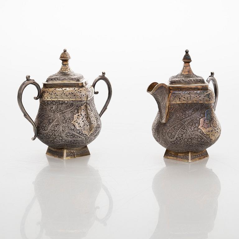 Teekalusto, 3 osaa, hopeaa, osittain kullattu, suomalaiset tarkastusleimat 1967.