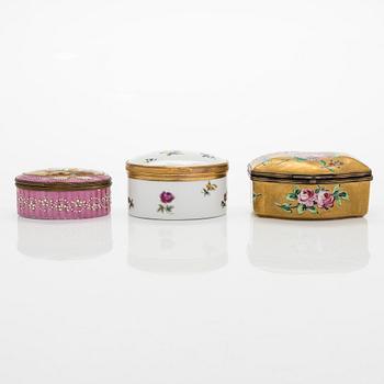 Rasioita, 3 kpl, posliinia, pääasiassa Saksa, 1800-luvun loppu.