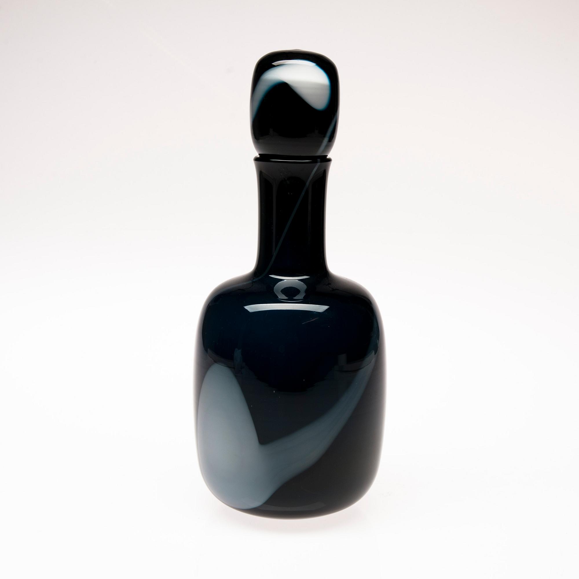 KARAFF, glas, "Blues", signerad Timo Sarpaneva 165/1995. Iittala.