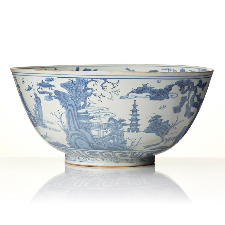 A large blue and white bowl, Ming dynasty (1368-1644).