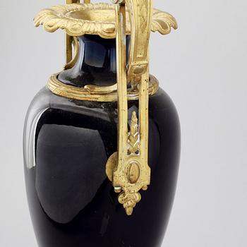 VAS, brons och porslin, gustaviansk stil, omkring år 1900.