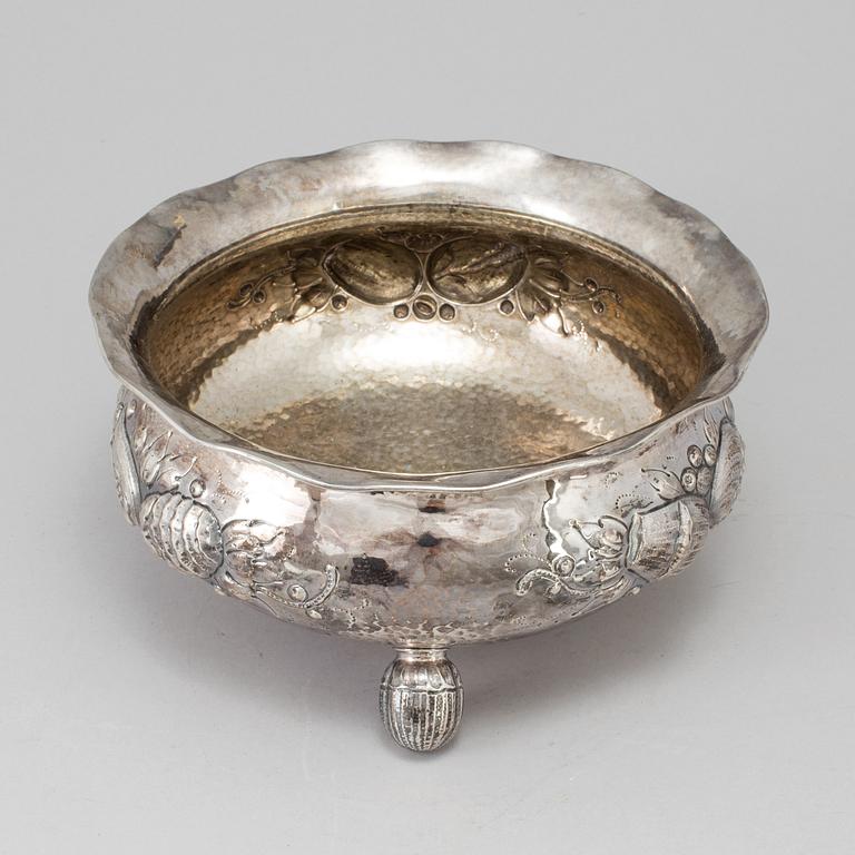 A silver bowl by CG Hallberg, Stockholm 1941. Weight ca 542 grams.