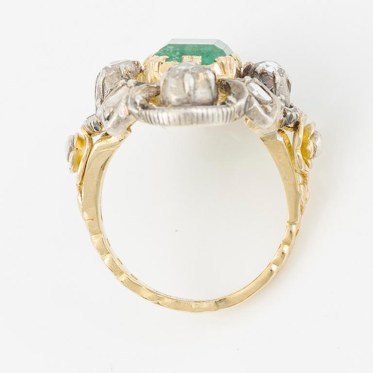 Ring 18K gold and silver set with a faceted emerald and rose-cut diamonds.