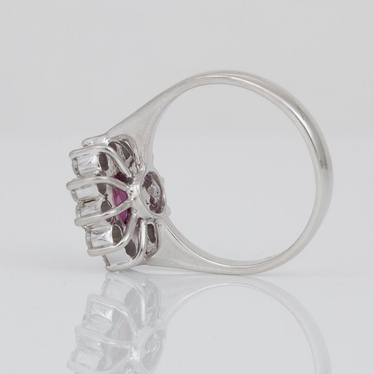 RING med rubin ca 2.00 ct, samt briljantslipade diamanter totalt ca 0.75 ct.