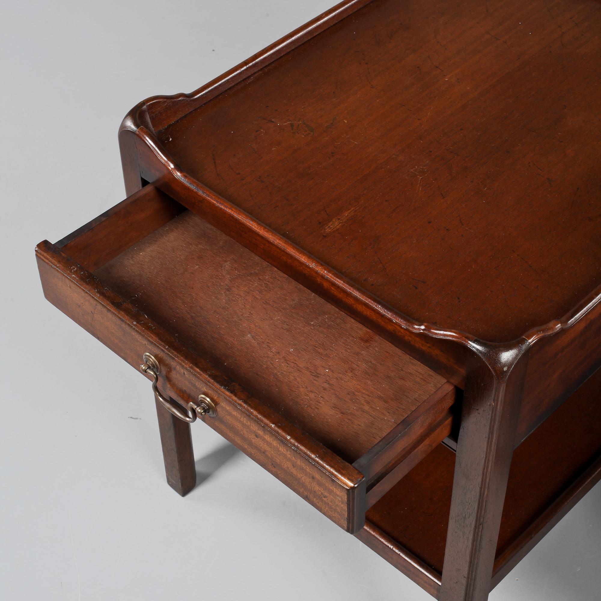 SIDOBORD, ett par, engelsk stil, 1900-talets andra hälft.