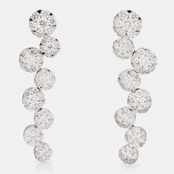 715. A pair of diamond earrings, 3.15 cts in total.