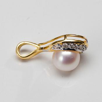 RIIPUS, 14K guld, pärla, små diamanter. Vikt 1,7 g.