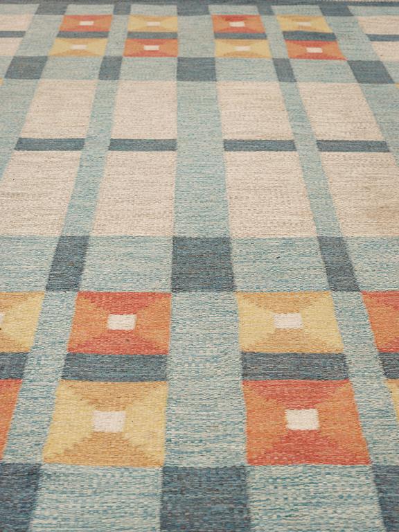 A CARPET. Flat weave. 308,5 x 199 cm. Signed C V.