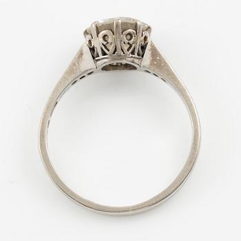 Ring in platinum with brilliant-cut diamond.