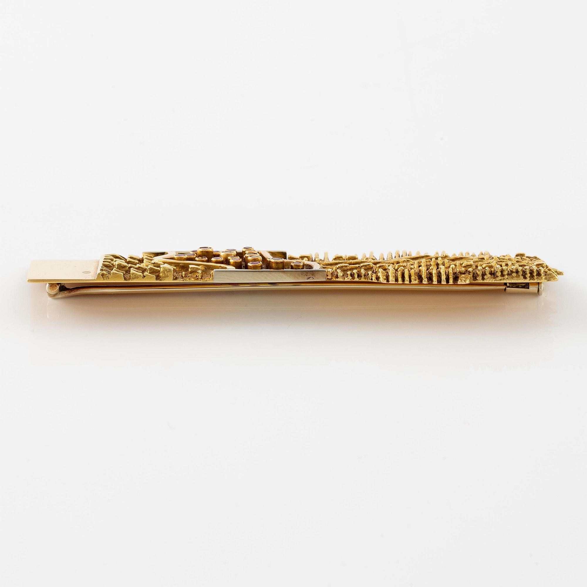Arnaldo Pomodoro, attributed to, a brooch, 18K gold with rubies, Italy 1962.