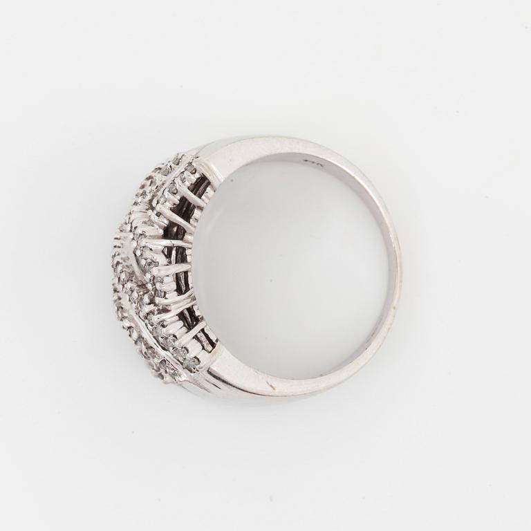 RING, 14 k vitguld med diamanter. Vikt 7 gram.