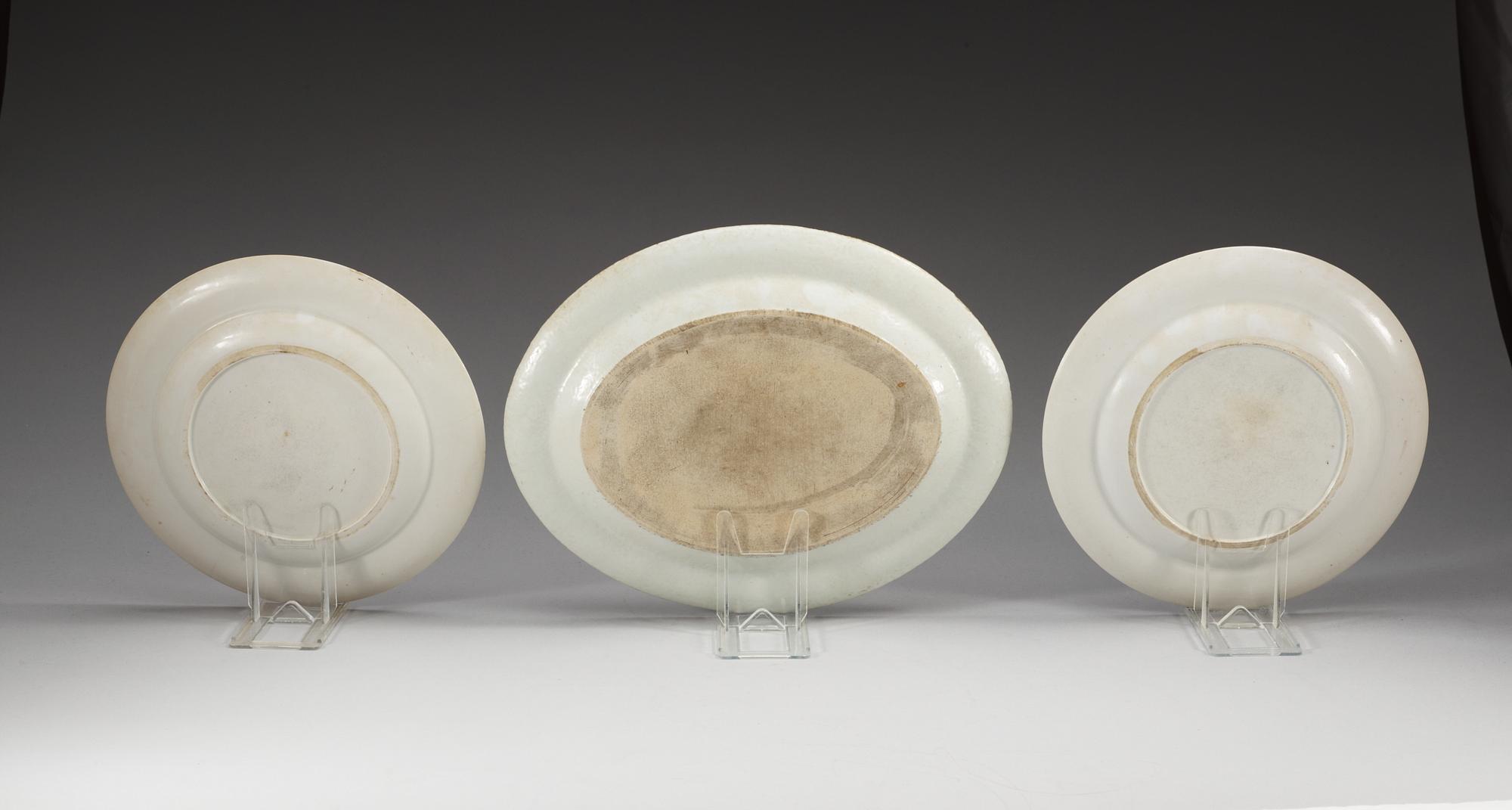 TALLRIKAR, två stycken, samt STEKFAT, vapenporslin. Qing dynastin, Jiaqing (1796-1820).