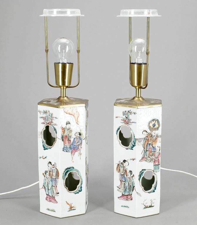 PERUKVASER / BORDSLAMPOR, ett par, porslin, Kina, 1800-talets slut.