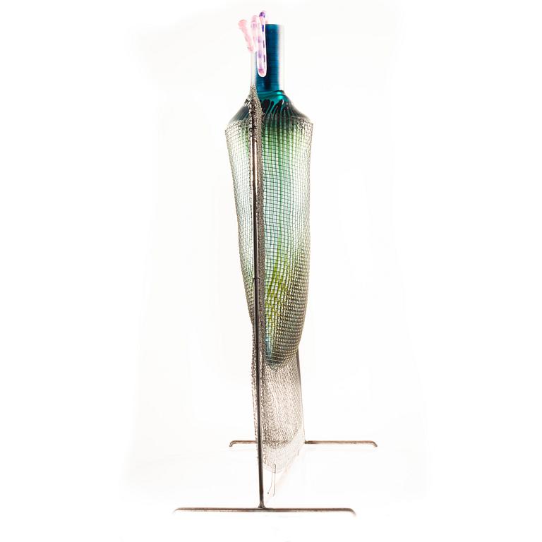 MARKKU SALO, SKULPTUR. Flaska blåst i nät. Sign. Markku Salo, Nuutajärvi 1991 Notsjö.