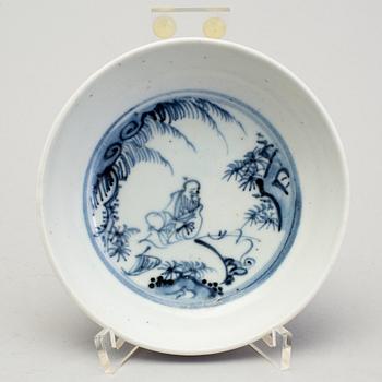 A Chinese porcelain blue and white saucer dish, Ming dynasty (1368-1644).