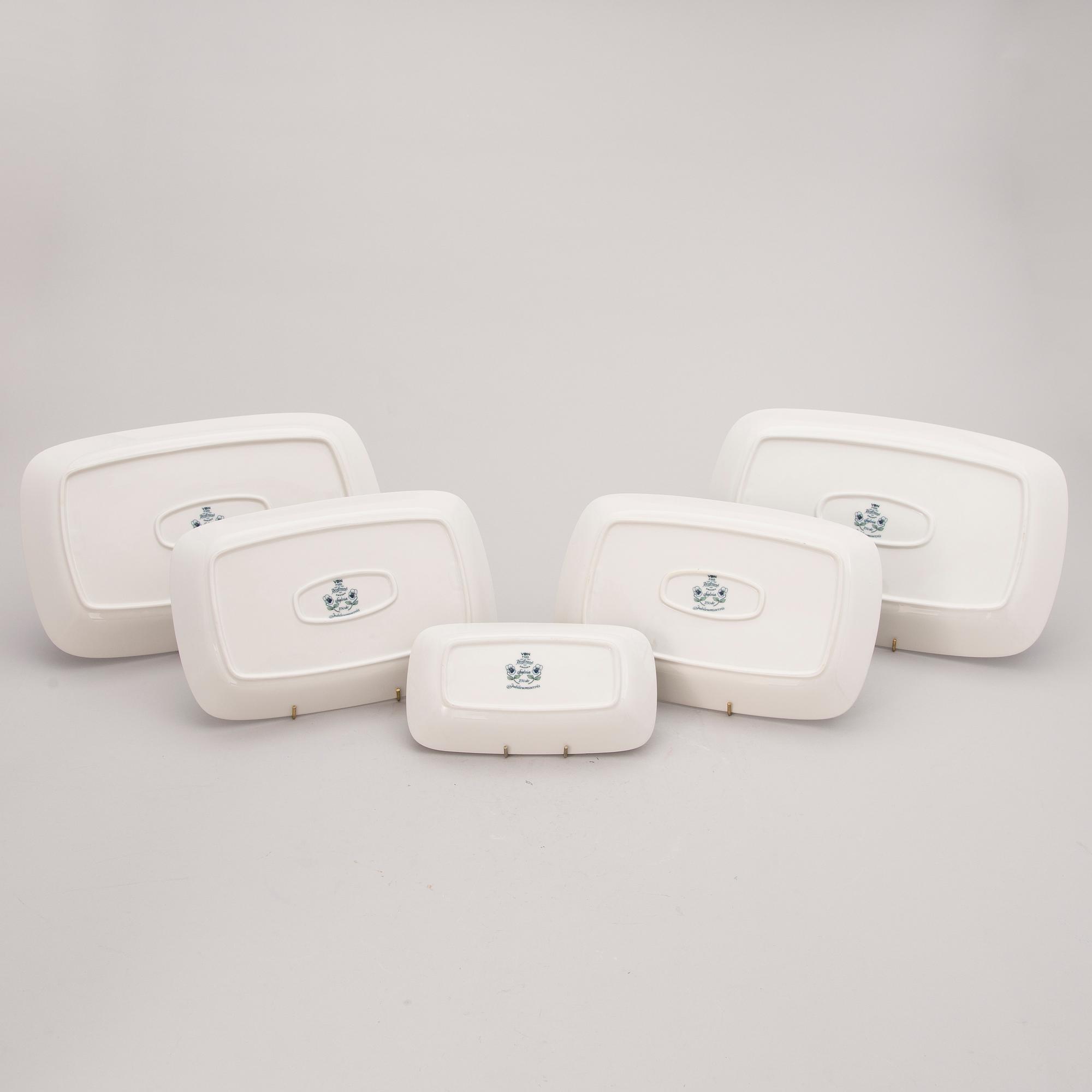 SYLVIA LEUCHOVIUS, 84 osaa, posliinia, "Sylvia", Juhla-astiasto, Rörstrand, 1900-luvun loppupuoli.