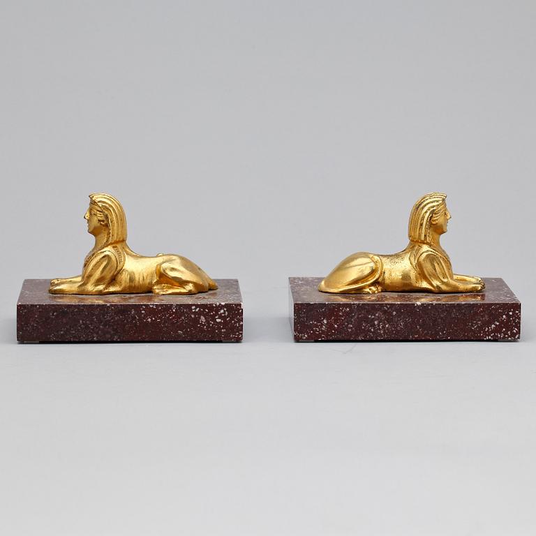 BREVPRESSAR, ett par, Porfyr och mässing, 1800-tal.