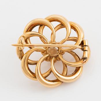 Gold and pearl brooch.