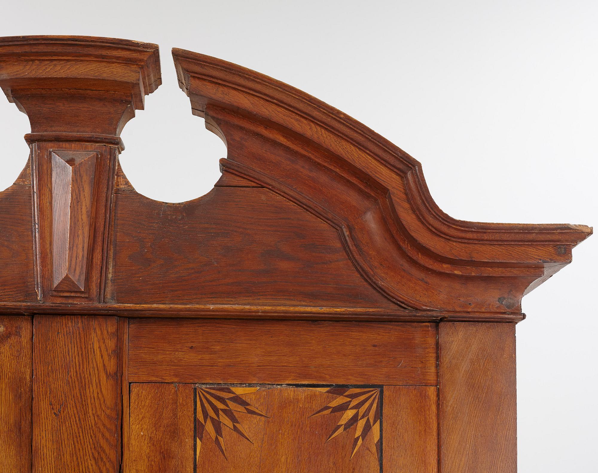 Skåp, delvis 1700-tal.