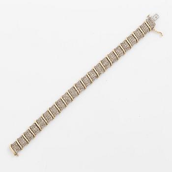 Bracelet 10K gold with brilliant-cut diamonds.