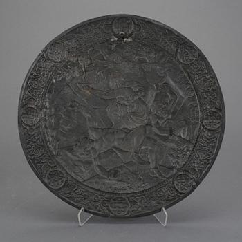 SKÖLD, bronserat gjutjärn, Bolinders, omkring sekelskiftet 1800/1900-tal. Märkt a tergo.