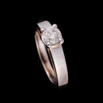 RING, 18K vitguld, mittstenen briljantslipad diamant 0,70 ct. Vikt 5,9 g. Intyg.